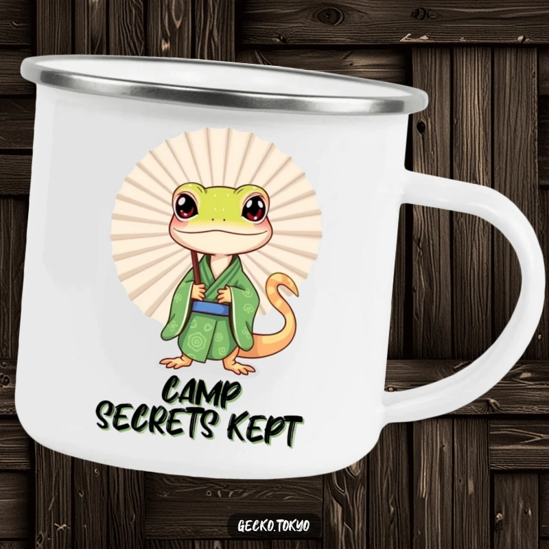 Funny gecko camping mug, curiously peeking from behind a large fan in a green kimono, bringing playful intrigue to outdoor trips, a durable funny gift.