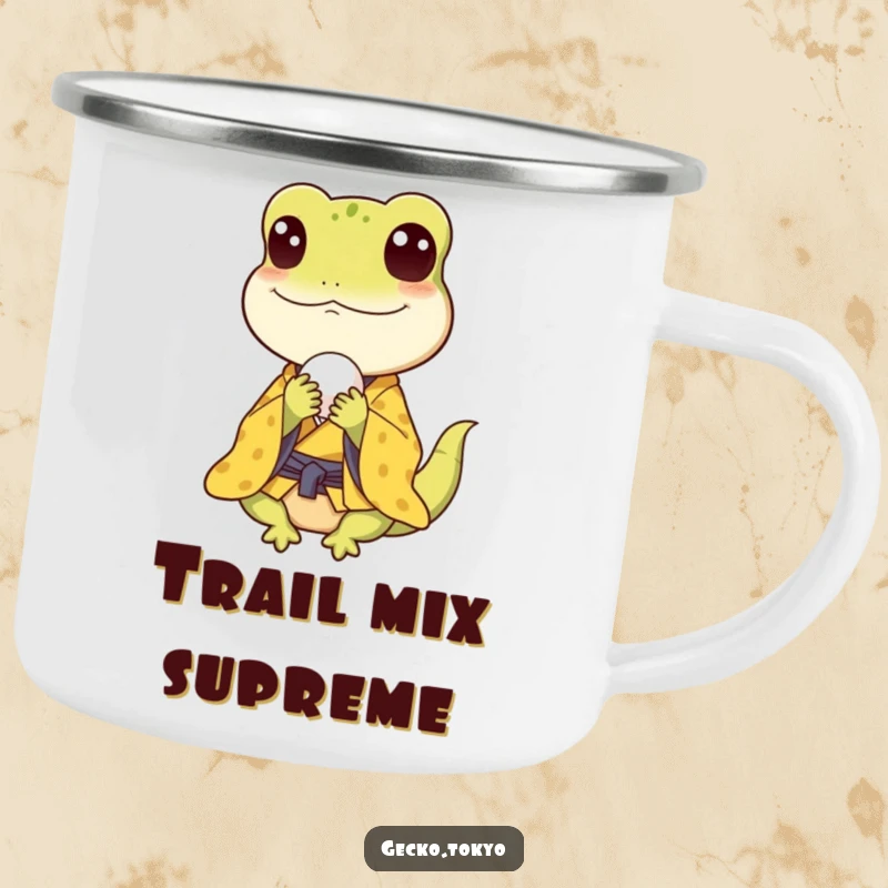 Funny gecko camping mug, happily munching a rice ball in a yellow kimono, bringing foodie joy to outdoor trips, a durable funny gift.