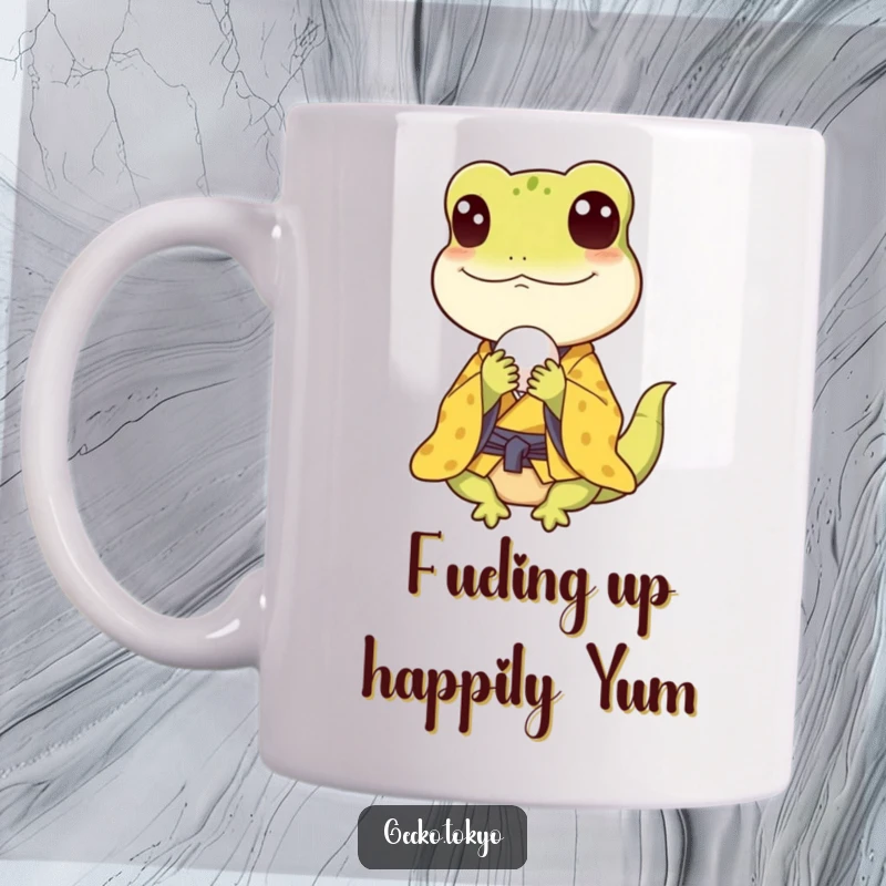 Funny gecko mug, happily munching a tiny rice ball while wearing a yellow kimono, radiating pure gluttonous joy, a delightful funny gift.
